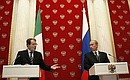 C Председателем Совета министров Италии Романо Проди на совместной пресс-конференции по окончании российско-итальянских переговоров.