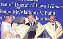 Во время торжественной церемонии присвоения Владимиру Путину звания почетного доктора права в Университете имени Джавахарлала Неру.