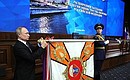 По окончании заседания коллегии Министерства обороны Владимир Путин наградил государственными наградами Северный флот, Командование дальней авиации и 104-й гвардейский десантно-штурмовой полк.