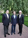 С Председателем Европейской комиссии Жозе Мануэлом Баррозу и Председателем Европейского совета Херманом ван Ромпёем.