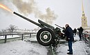 В Петропавловской крепости Владимир Путин произвёл традиционный полуденный выстрел из пушки.