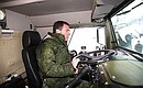 На полигоне «Выстрел» Дмитрий Медведев осмотрел новую колёсную военную технику, а также выставку раритетного стрелкового оружия.