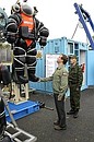 На полигоне Балтийского флота Хмелёвка, где проходят оперативно-стратегические учения «Запад-2009», Президент ознакомился с образцами военного снаряжения.