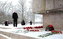 Возложение цветов к памятнику «Рубежный камень» на мемориальном военно-историческом комплексе «Невский пятачок».