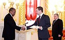 Церемония вручения верительных грамот послами иностранных государств. Верительную грамоту Президенту России вручает посол Королевства Лесото Макасэ Ньяпхиси.