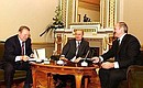 С Президентом Белоруссии Александром Лукашенко и Президентом Украины Леонидом Кучмой (слева).