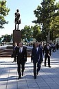 Владимир Путин и Президент Узбекистана Ислам Каримов возложили цветы к памятнику Александру Сергеевичу Пушкину.