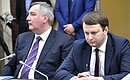 Заместитель Председателя Правительства Дмитрий Рогозин (слева) и Министр экономического развития Максим Орешкин на совещании с членами Правительства.