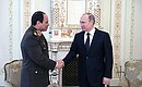 С Первым вице-премьером Египта – Министром обороны и военной промышленности Абделем-Фаттахом ас-Сиси.