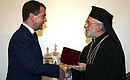 Президент России Дмитрий Медведев вручил Патриарху Антиохийскому и всего Востока Игнатию IV орден Дружбы.
