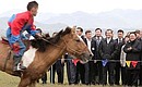 На монгольском народном празднике Наадаме.