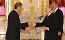 Верительную грамоту Президенту России вручает посол Республики Таджикистан в России Абдумаджид Достиев.