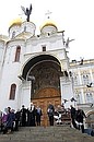 По окончании литургии в честь праздника Благовещения Патриарх Кирилл, супруга Президента вместе с учащимися православной гимназии «Радонеж» выпустили в небо голубей.