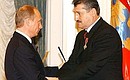 Награждение президента Чеченской Республики Алу Алханова орденом Мужества.