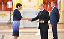Верительную грамоту Президенту России вручает Чрезвычайный и Полномочный Посол Княжества Монако Мирей Петтити.
