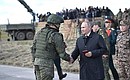По окончании учений Владимир Путин вручил награды десятерым военнослужащим России, Китая и Монголии, отличившимся в ходе маневров.