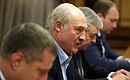 Президент Белоруссии Александр Лукашенко в ходе российско-белорусских переговоров с участием членов делегаций.