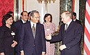 С Премьер-министром Малайзии Махатхиром Мохамадом перед началом совместной пресс-конференции по итогам российско-малазийских переговоров.