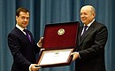 Дмитрий Медведев вручил Почётную грамоту Верховного Главнокомандующего Вооружёнными Силами директору Службы внешней разведки Михаилу Фрадкову.