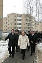 Во время осмотра нового микрорайона для семей военнослужащих. Слева – Министр обороны Анатолий Сердюков.