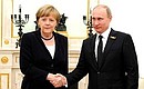 Перед началом российско-германских переговоров. С Федеральным канцлером Германии Ангелой Меркель.