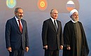 С Премьер-министром Армении Николом Пашиняном (слева) и Президентом Ирана Хасаном Рухани перед началом заседания Высшего Евразийского экономического совета в расширенном составе.
