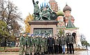 Following the ceremony to lay flowers at the monument to Kuzma Minin and Dmitry Pozharsky, Vladimir Putin spoke with members of the Vympel military and patriotic centre and Russia’s Search Movement.