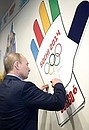 В центре подготовки волонтёров зимних Олимпийских игр. Владимир Путин оставил волонтёрам автограф с пожеланиями удачи.