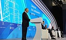 На пленарном заседании «Энергия для глобального роста» первого Международного форума по энергоэффективности и развитию энергетики «Российская энергетическая неделя».