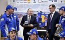 Члены команды «КамАЗ-мастер» подарили Владимиру Путину точную копию первого приза нынешней гонки, а также модель «КамАЗа», участвовавшего в ралли.