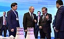 Владимир Путин и Шавкат Мирзиёев осмотрели макет будущей атомной электростанции, изготовленный по образцу существующей Нововоронежской АЭС-2.