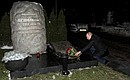 Владимир Путин возложил цветы к могиле дипломата, государственного деятеля Евгения Примакова на Новодевичьем кладбище.