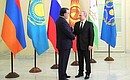 С Президентом Таджикистана Эмомали Рахмоном перед началом сессии Совета коллективной безопасности ОДКБ.