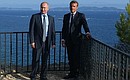Во время прогулки по официальной резиденции Президента Франции на юге страны – Форт Брегансон. С Президентом Франции Эммануэлем Макроном.