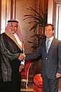 С генеральным секретарём Совета национальной безопасности Королевства Саудовская Аравия принцем Бандаром ибн Султаном.