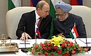 С Премьер-министром Индии Манмоханом Сингхом на церемонии подписания российско-индийских документов.
