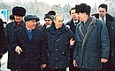 С губернатором Омской области Леонидом Полежаевым (слева) во время прогулки по городу.