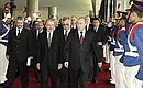 Президент России Владимир Путин с председателем Федерального сената Бразилии Жозе Сарнеем (слева) во Дворце Национального конгресса Бразилии направляются в зал аудиенций.