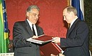С Президентом Бразилии Фернанду Энрике Кардозу во время церемонии подписания совместных документов.