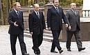 С Президентом Украины Леонидом Кучмой (слева), Премьер-министром Украины Виктором Януковичем и Председателем Правительства России Михаилом Фрадковым (справа).