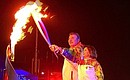 На церемонии открытия XXII зимних Олимпийских игр. Ирина Роднина и Владислав Третьяк зажгли Олимпийский огонь.