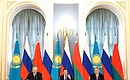 Совместная пресс-конференция. С Президентом Казахстана Нурсултаном Назарбаевым (справа) и Президентом Республики Беларусь Александром Лукашенко.