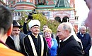 После возложения цветов к памятнику Кузьме Минину и Дмитрию Пожарскому на Красной площади Владимир Путин кратко побеседовал с религиозными деятелями.