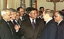С Президентом Пакистана Первезом Мушаррафом (в центре) во время представления делегации перед началом переговоров в расширенном составе.