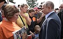 У входа в пункт временного размещения Владимир Путин встретился с пострадавшими и волонтёрами, которые помогают ликвидировать последствия наводнения.