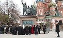 Церемония возложения цветов к памятнику Кузьме Минину и Дмитрию Пожарскому.