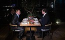 Неформальная встреча с Президентом Египта Абдельфаттахом Сиси. Перед началом ужина в одном из ресторанов города.