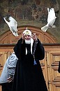 Following the service, the First Lady, Patriarch Kirill, and pupils from the Radonezh Orthodox Secondary School celebrated the holiday by letting free pigeons.