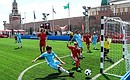 Дружеский матч с участием легенд мирового футбола и юных игроков красноярского футбольного клуба «Тотем». Фото ТАСС
