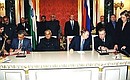 С Премьер-министром Индии Аталом Бихари Ваджпаи во время церемонии подписания Меморандума между Министерством по атомной энергии России и Департаментом по атомной энергии Правительства Индии о реализации проекта АЭС Куданкулам.